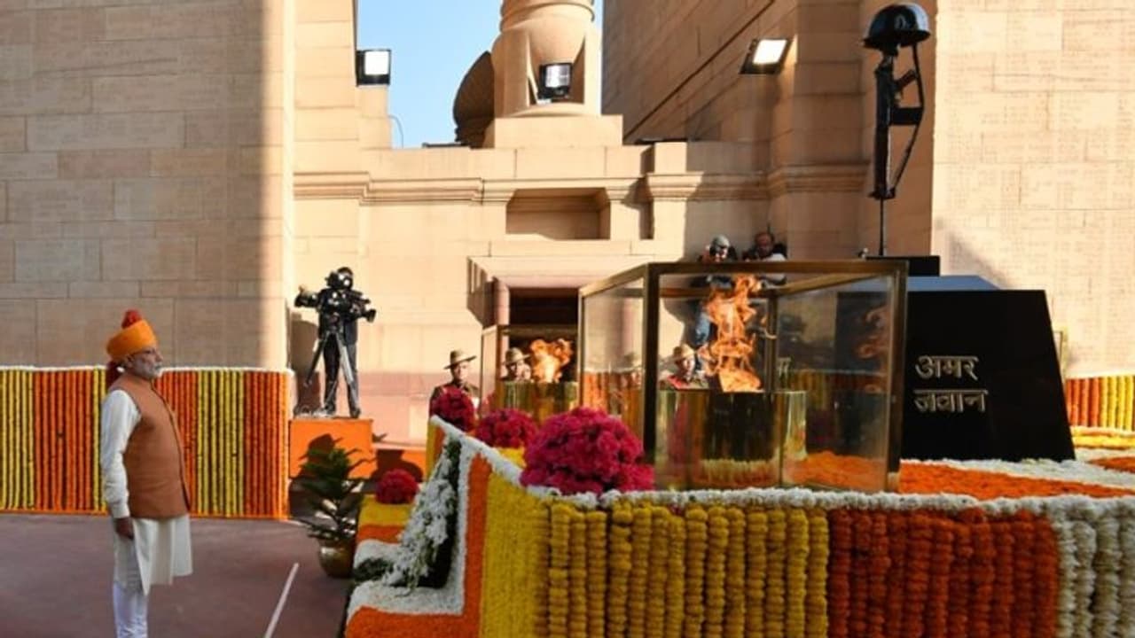 Amar jawan jyoti: కేంద్ర నిర్ణయంపై భిన్నాభిప్రాయాలు. Amar jawan jyoti: కేంద్ర నిర్ణయంపై భిన్నాభిప్రాయాలు.