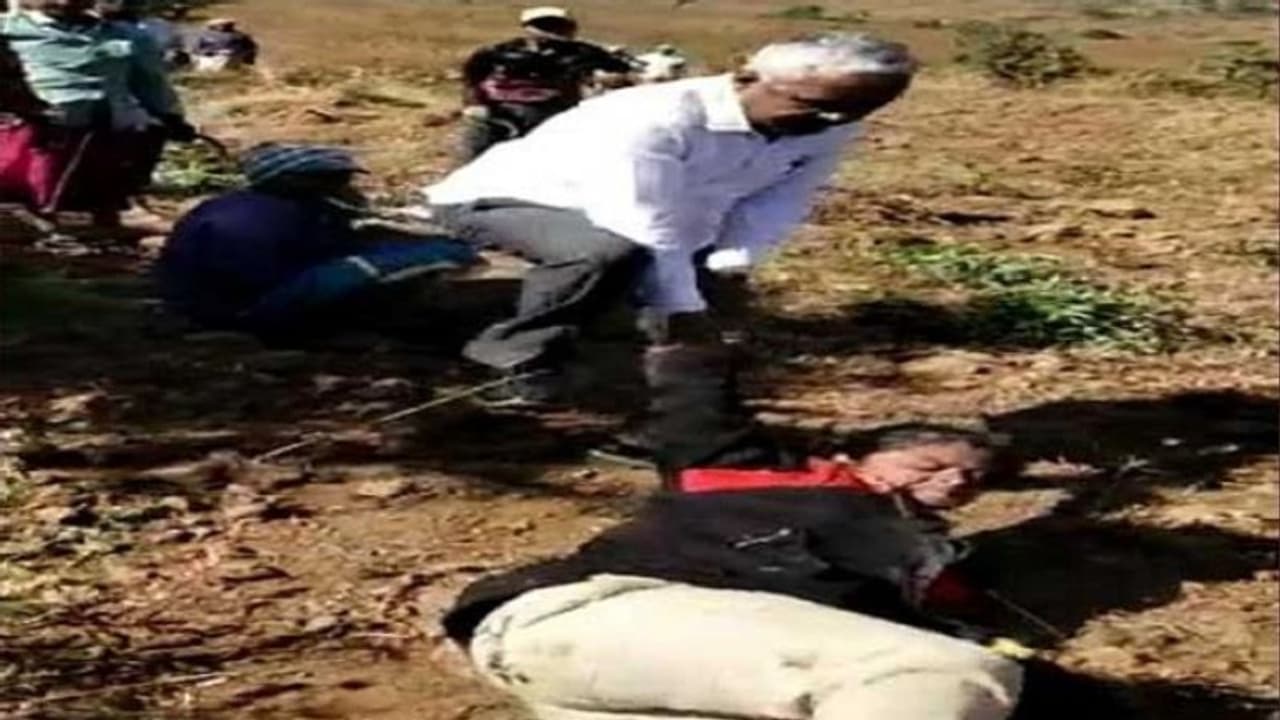 గర్భంతో ఉన్న అటవీశాఖ ఉద్యోగినిపై మాజీ సర్పంచ్ పైశాచిక దాడి.. సహకరించిన భార్య..