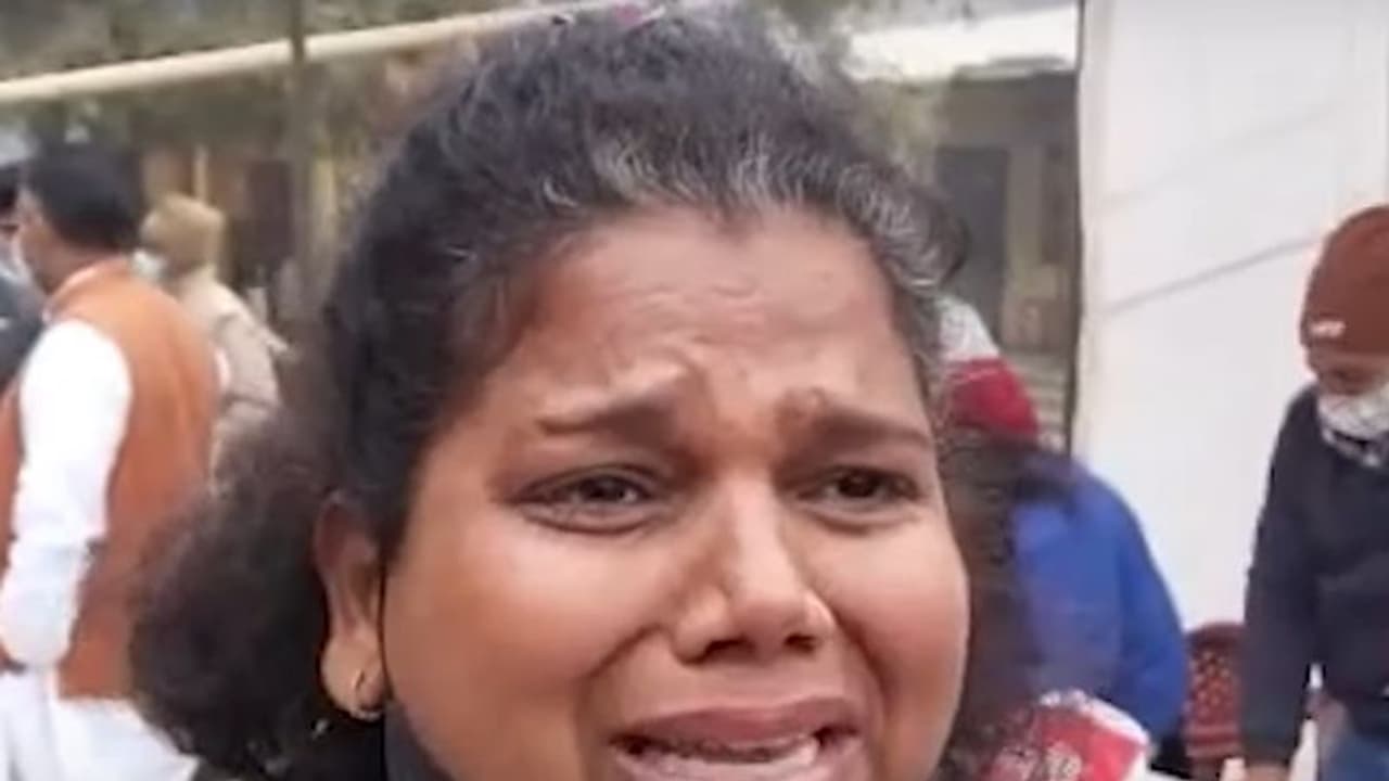 up assembly election 2022 : కాంగ్రెస్ సీటు ఇవ్వలేదని బోరున ఏడ్చిన మహిళ.. యూపీలో ఘటన.. up assembly election 2022 : కాంగ్రెస్ సీటు ఇవ్వలేదని బోరున ఏడ్చిన మహిళ.. యూపీలో ఘటన..