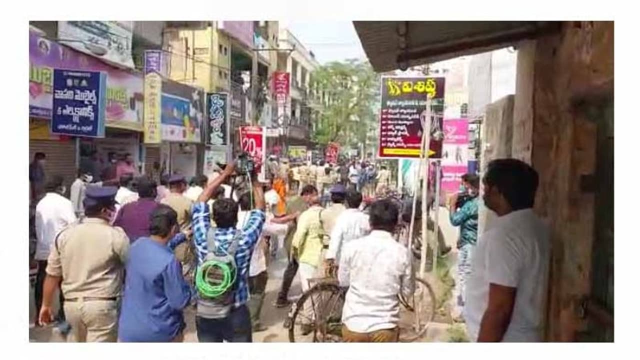 గుడివాడ ఘటన.. టీడీపీకి చెందిన 27 మందిపై కేసు నమోదు చేసిన పోలీసులు గుడివాడ ఘటన.. టీడీపీకి చెందిన 27 మందిపై కేసు నమోదు చేసిన పోలీసులు