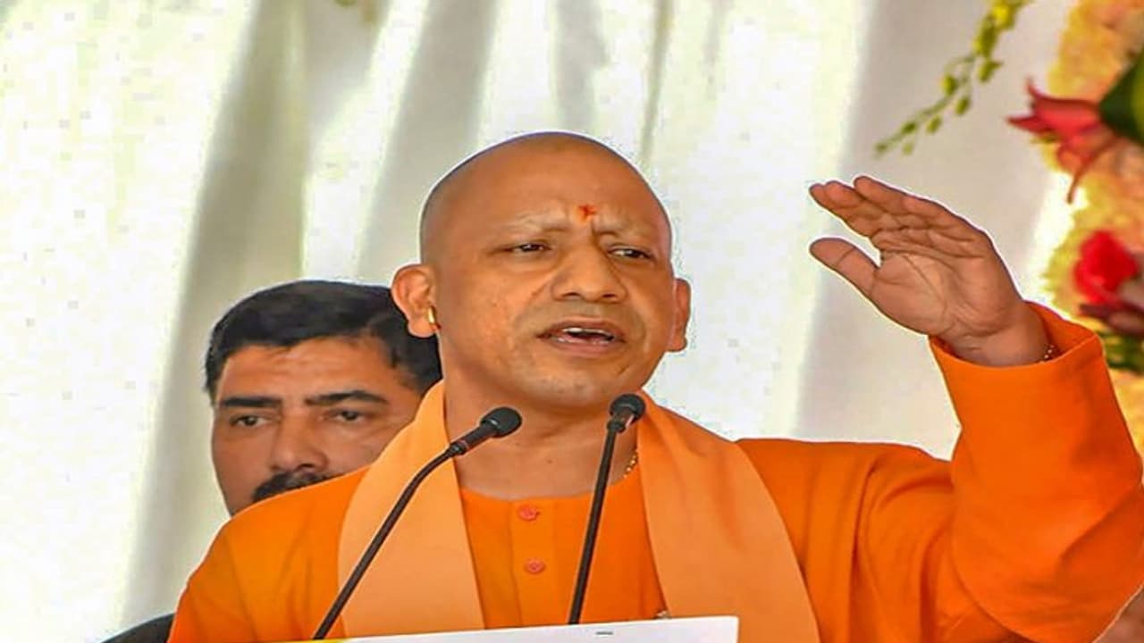 विपक्ष पर हमलावर हुए सीएम योगी, बोले दंगाई प्रेमी और तमंचावादी है... विपक्ष पर हमलावर हुए सीएम योगी, बोले दंगाई प्रेमी और तमंचावादी है...