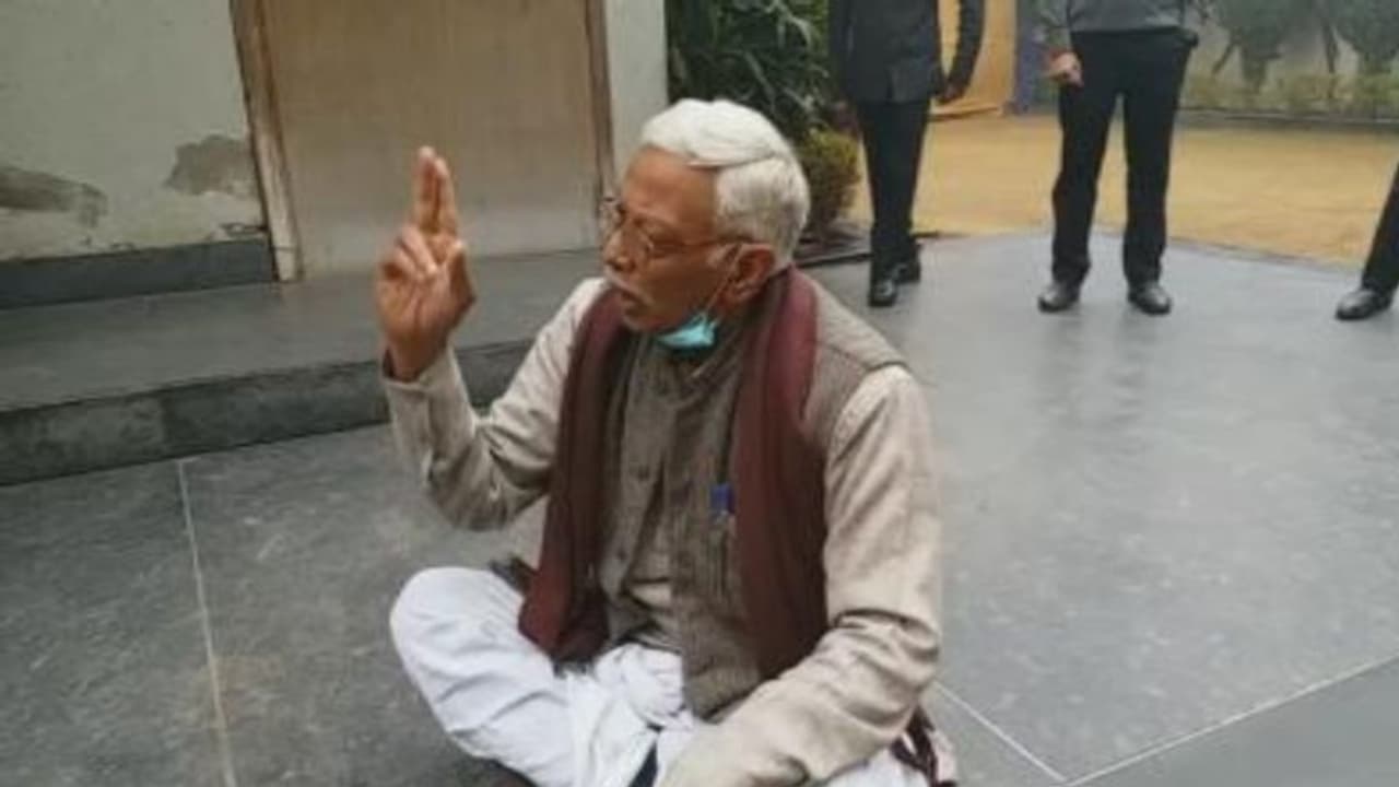 जेपी नड्डा के कार्यक्रम में हंगामा, बेटी का टिकट काटे जाने पर बिफर पड़े पिता फर्श पर लेटकर जताया विरोध जेपी नड्डा के कार्यक्रम में हंगामा, बेटी का टिकट काटे जाने पर बिफर पड़े पिता फर्श पर लेटकर जताया विरोध