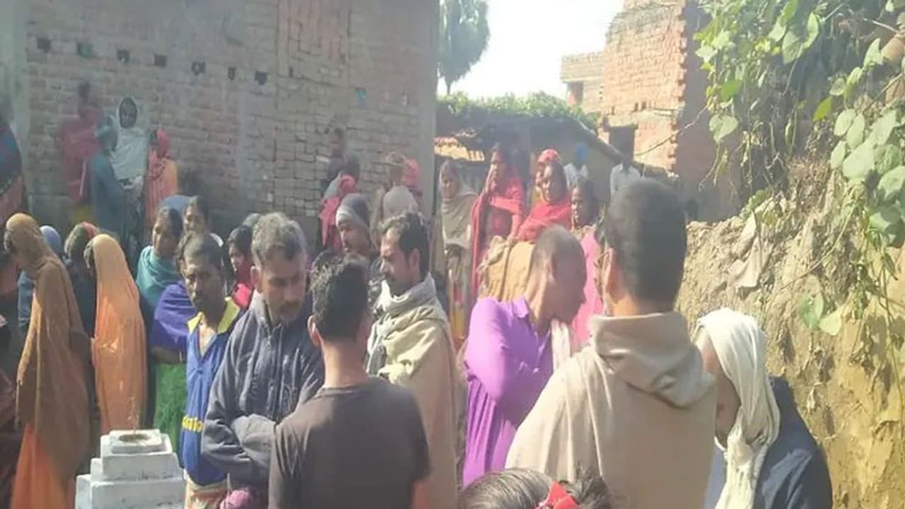 चैन से सो सकें इसलिए जलाई आग, दम घुटने से मां और तीन बच्चों की दर्दनाक मौत, सदमे में पूरा गांव चैन से सो सकें इसलिए जलाई आग, दम घुटने से मां और तीन बच्चों की दर्दनाक मौत, सदमे में पूरा गांव