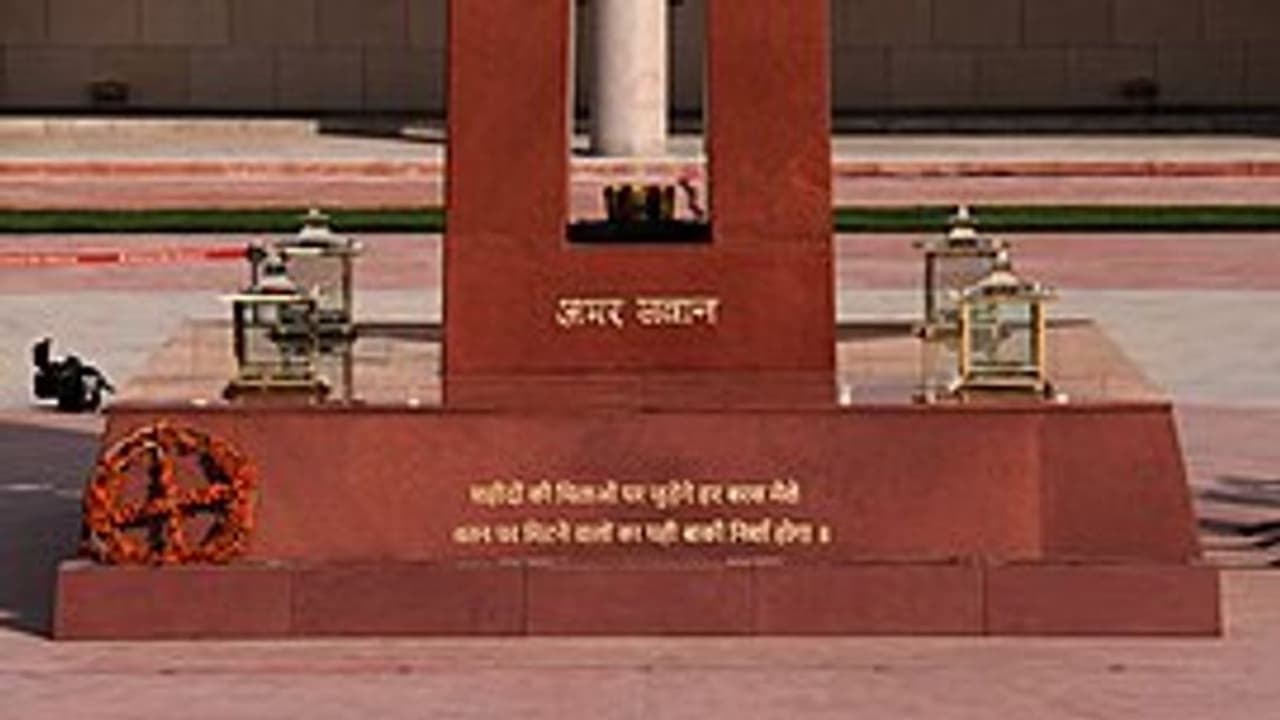 National War Memorial: স্বাধীন ভারতের জওয়ানরাই প্রকৃত বীর, শৌর্যচক্রপ্রাপকের টুইটে বিতর্ক National War Memorial: স্বাধীন ভারতের জওয়ানরাই প্রকৃত বীর, শৌর্যচক্রপ্রাপকের টুইটে বিতর্ক