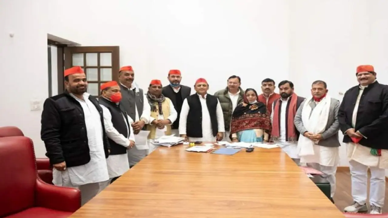 योगी के खिलाफ भाजपा नेता की पत्नी लड़ेंगी चुनाव, सपा में शामिल हुईं सुभावती शुक्ला योगी के खिलाफ भाजपा नेता की पत्नी लड़ेंगी चुनाव, सपा में शामिल हुईं सुभावती शुक्ला