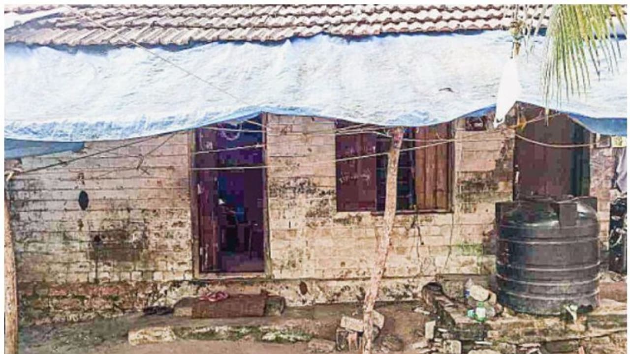 ഓരോ വണ്ടി പോകുമ്പോഴും ഇവരുടെ നെഞ്ചില് തീ; നിലംപൊത്താറായ വീട്ടില് കുടുംബത്തിന്റെ അന്തിയുറക്കം ഓരോ വണ്ടി പോകുമ്പോഴും ഇവരുടെ നെഞ്ചില് തീ; നിലംപൊത്താറായ വീട്ടില് കുടുംബത്തിന്റെ അന്തിയുറക്കം