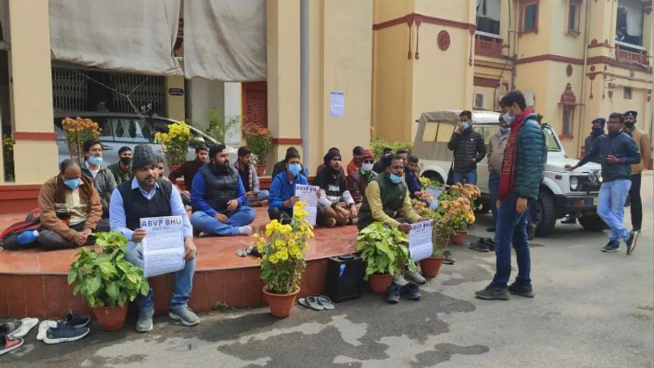 BHU की एबीवीपी इकाई ने किया केंद्रीय कार्यालय का घेराव, VC को सौंपा 12 सूत्रीय माँग पत्र