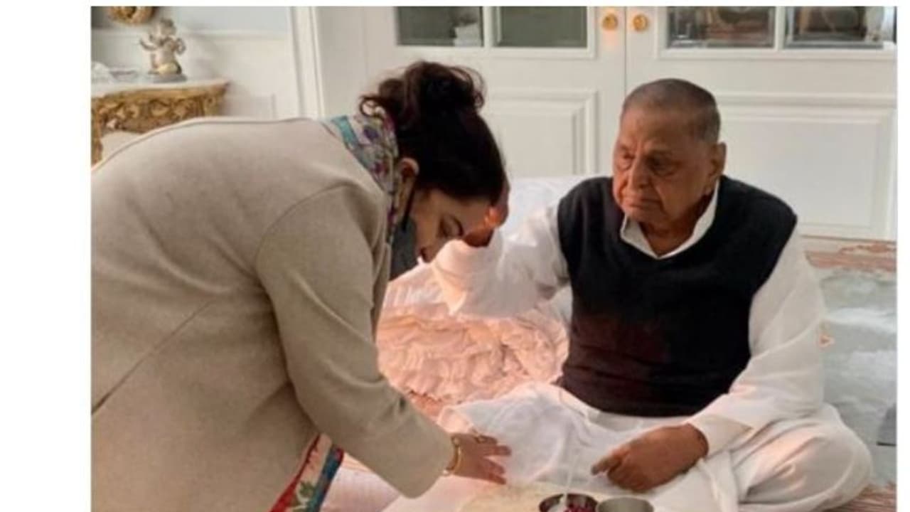 'അച്ഛന്റെ അനുഗ്രഹം തേടി'; ബിജെപിയില് ചേര്ന്ന ശേഷം മുലായം സിങ്ങിന്റെ കാല്തൊട്ട് വന്ദിച്ച് അപര്ണാ യാദവ് 'അച്ഛന്റെ അനുഗ്രഹം തേടി'; ബിജെപിയില് ചേര്ന്ന ശേഷം മുലായം സിങ്ങിന്റെ കാല്തൊട്ട് വന്ദിച്ച് അപര്ണാ യാദവ്