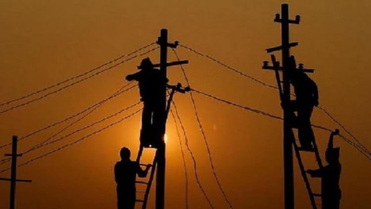 மின்துறை ஊழியர்கள் பிப்.1 முதல் வேலைநிறுத்தம்... தனியார் மயமாக்கத்தை கைவிடக் கோரிக்கை!! மின்துறை ஊழியர்கள் பிப்.1 முதல் வேலைநிறுத்தம்... தனியார் மயமாக்கத்தை கைவிடக் கோரிக்கை!!