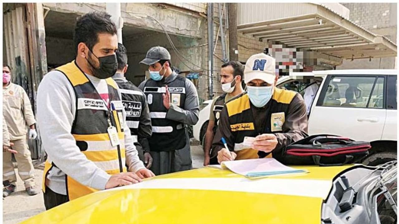 Illegal Workshops Closed: കുവൈത്തില് അനധികൃതമായി പ്രവര്ത്തിച്ചിരുന്ന വര്ക്ക്ഷോപ്പുകള് പൂട്ടിച്ചു Illegal Workshops Closed: കുവൈത്തില് അനധികൃതമായി പ്രവര്ത്തിച്ചിരുന്ന വര്ക്ക്ഷോപ്പുകള് പൂട്ടിച്ചു