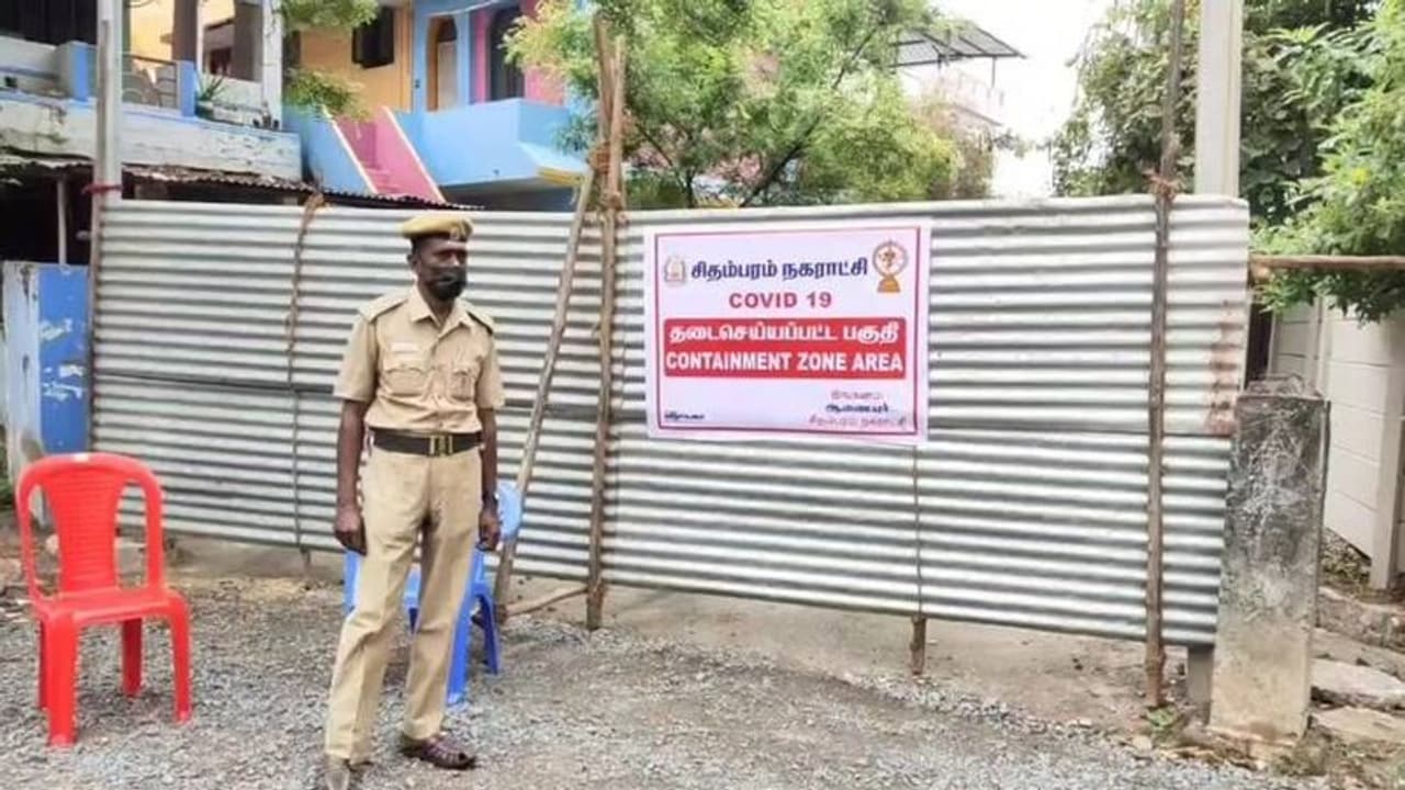 தொடங்கியது கொரோனா கோர தாண்டவம்... சிதம்பரத்தில் அதிகம் பாதிக்கப்பட்ட தெரு அடைப்பு!! தொடங்கியது கொரோனா கோர தாண்டவம்... சிதம்பரத்தில் அதிகம் பாதிக்கப்பட்ட தெரு அடைப்பு!!