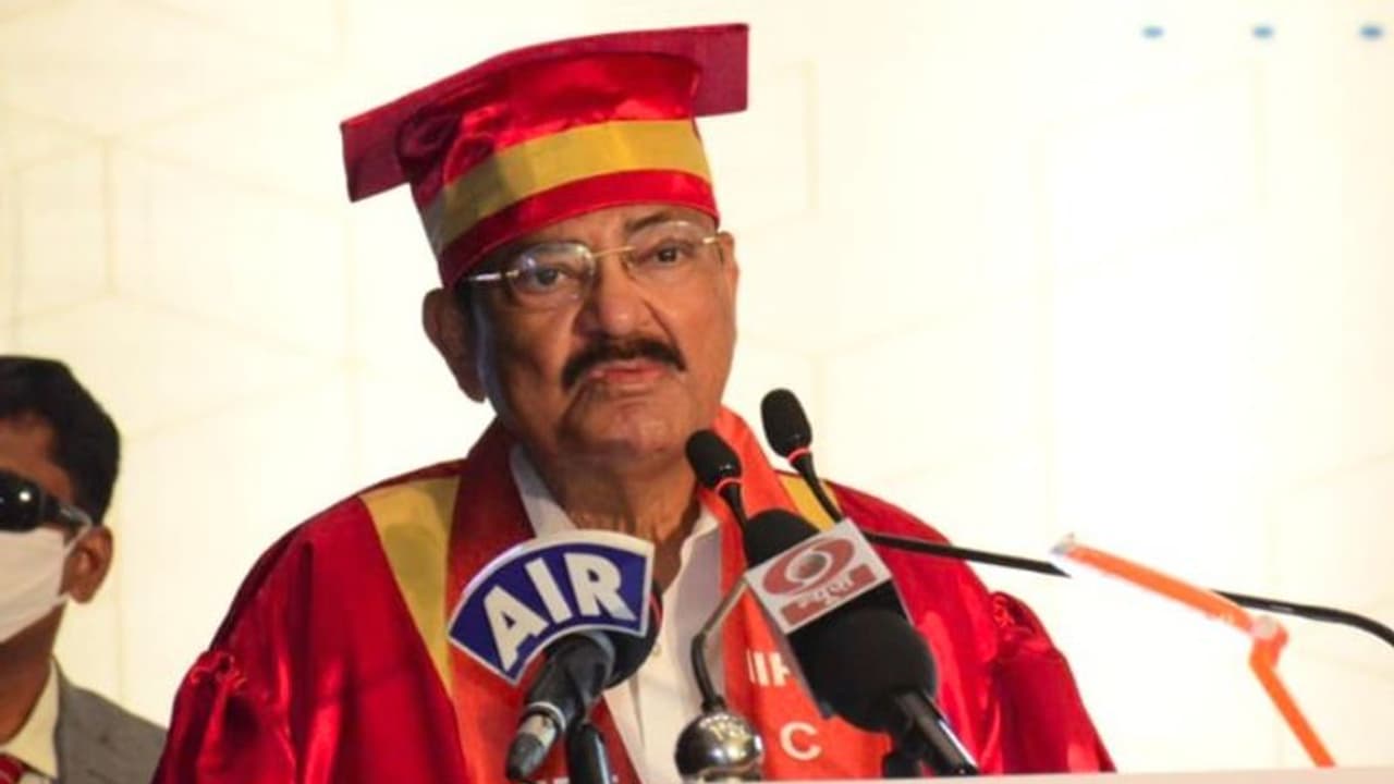 ക്രൂഡ് ഓയിലിന്റെ തദ്ദേശീയ ഉൽപ്പാദനം വർധിപ്പിക്കണം: ഉപരാഷ്ട്രപതി ക്രൂഡ് ഓയിലിന്റെ തദ്ദേശീയ ഉൽപ്പാദനം വർധിപ്പിക്കണം: ഉപരാഷ്ട്രപതി