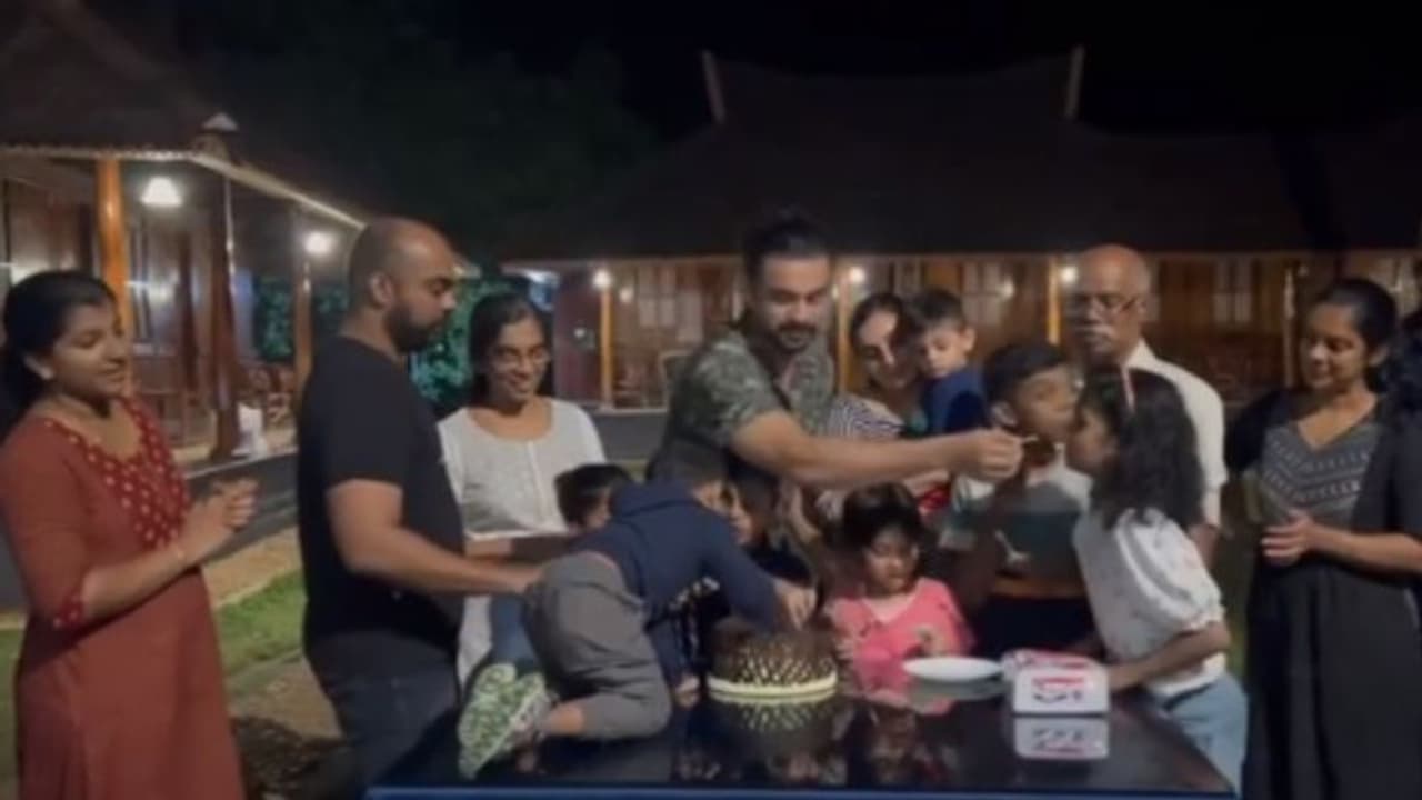 Tovino birthday : 'ഒരുപാട് കഥകളും കഥാപാത്രങ്ങളുമായും എത്താൻ കാത്തിരിക്കുന്നു', നന്ദി പറഞ്ഞ് ടൊവിനൊ Tovino birthday : 'ഒരുപാട് കഥകളും കഥാപാത്രങ്ങളുമായും എത്താൻ കാത്തിരിക്കുന്നു', നന്ദി പറഞ്ഞ് ടൊവിനൊ