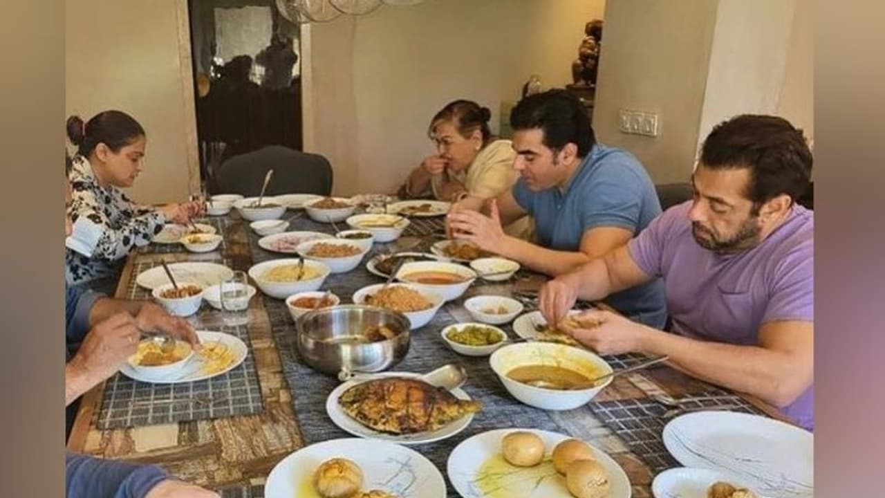 भाई बहन और मां संग दाल बाटी का मजा लेते दिखे Salman Khan, लेकिन थाली में एक चीज देख लोगों ने उड़ाया मजाक भाई बहन और मां संग दाल बाटी का मजा लेते दिखे Salman Khan, लेकिन थाली में एक चीज देख लोगों ने उड़ाया मजाक