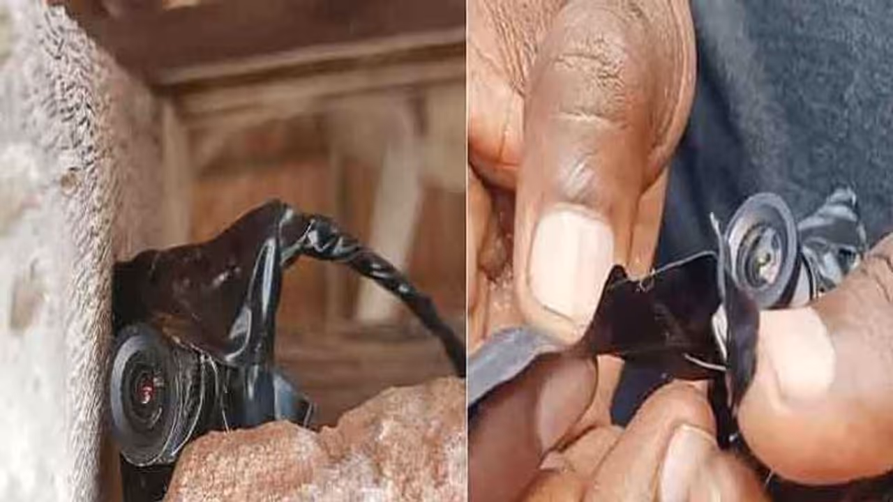 அடப்பாவிகளா.. கோவிலில் பெண்கள் குளியலறையில் 3 ரகசிய கேமரா.. பக்தர்கள் அதிர்ச்சி.. எங்கு தெரியுமா? அடப்பாவிகளா.. கோவிலில் பெண்கள் குளியலறையில் 3 ரகசிய கேமரா.. பக்தர்கள் அதிர்ச்சி.. எங்கு தெரியுமா?