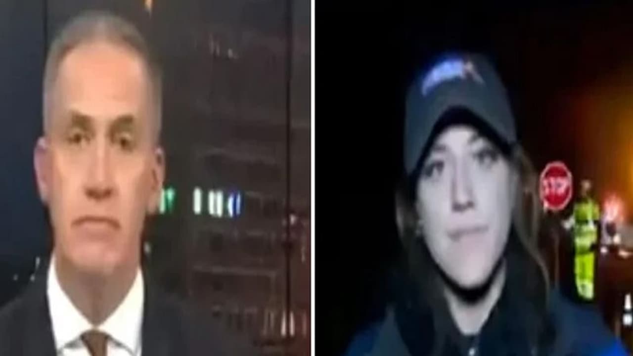 लाइव रिपोर्टिंग के दौरान महिला पत्रकार के साथ हुआ हादसा, सोशल मीडिया में जमकर वायरल हो रहा वीडियो लाइव रिपोर्टिंग के दौरान महिला पत्रकार के साथ हुआ हादसा, सोशल मीडिया में जमकर वायरल हो रहा वीडियो