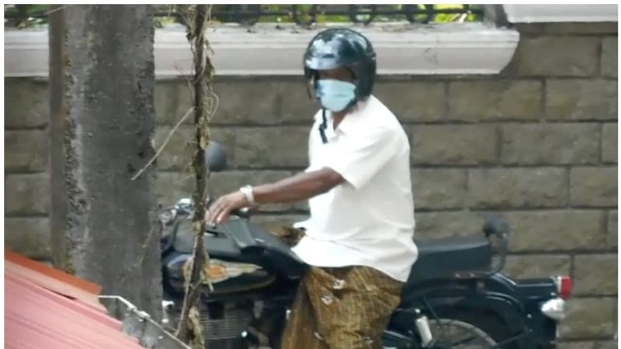 പെണ്‍കുട്ടികളുടെ ഹോസ്റ്റലിന് മുന്നില്‍ നഗ്നതാ പ്രദര്‍ശനം; മൊബൈലില്‍ പകര്‍ത്തി പെണ്‍കുട്ടികള്‍, വീഡിയോ