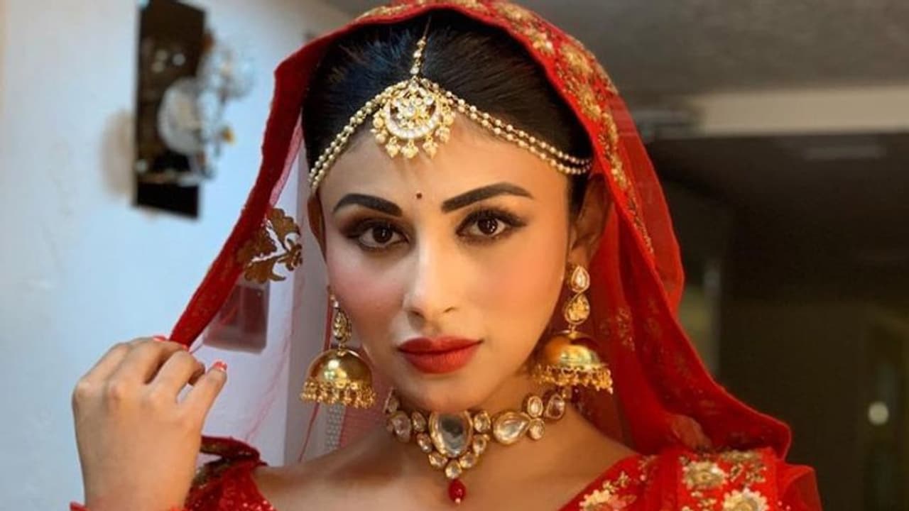 Mouni Roy Wedding : শাড়ি গয়না তো আছেই, বঙ্গতনয়া মৌনির বিয়ের তত্ত্বে আর কী কী যাচ্ছে দেখে নিন একনজরে Mouni Roy Wedding : শাড়ি গয়না তো আছেই, বঙ্গতনয়া মৌনির বিয়ের তত্ত্বে আর কী কী যাচ্ছে দেখে নিন একনজরে