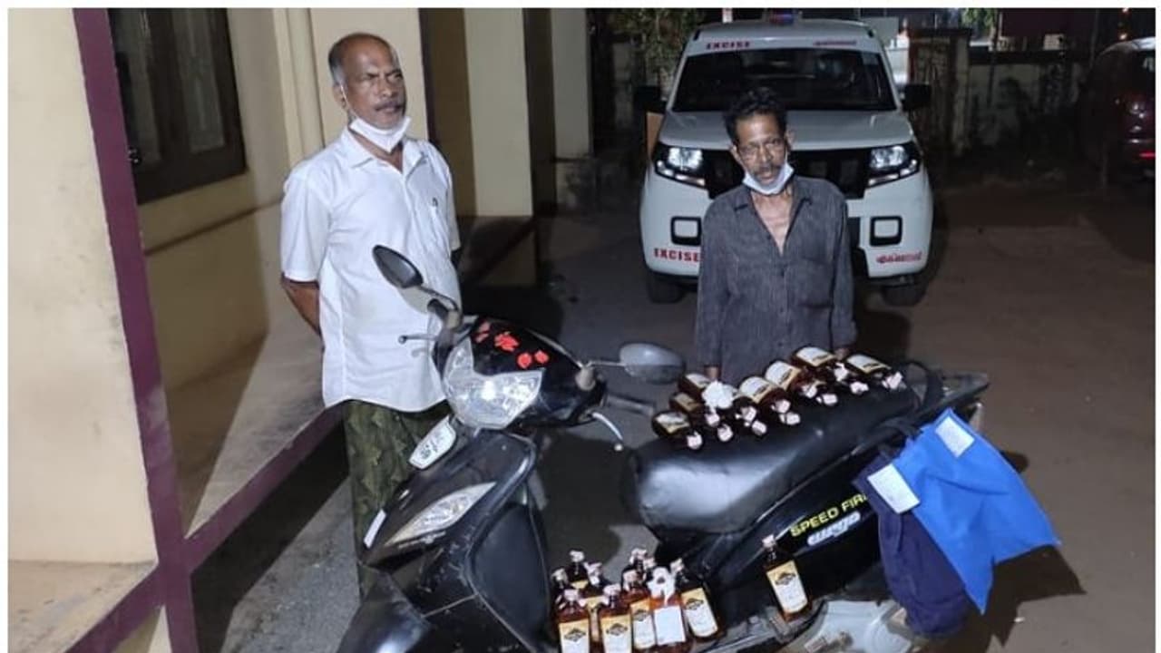 Liquor seized : സ്‌കൂട്ടറില്‍ മദ്യക്കടത്ത്; 24 കുപ്പി മദ്യവുമായി റിട്ട എസ്.ഐയും സഹായിയും പിടിയില്‍