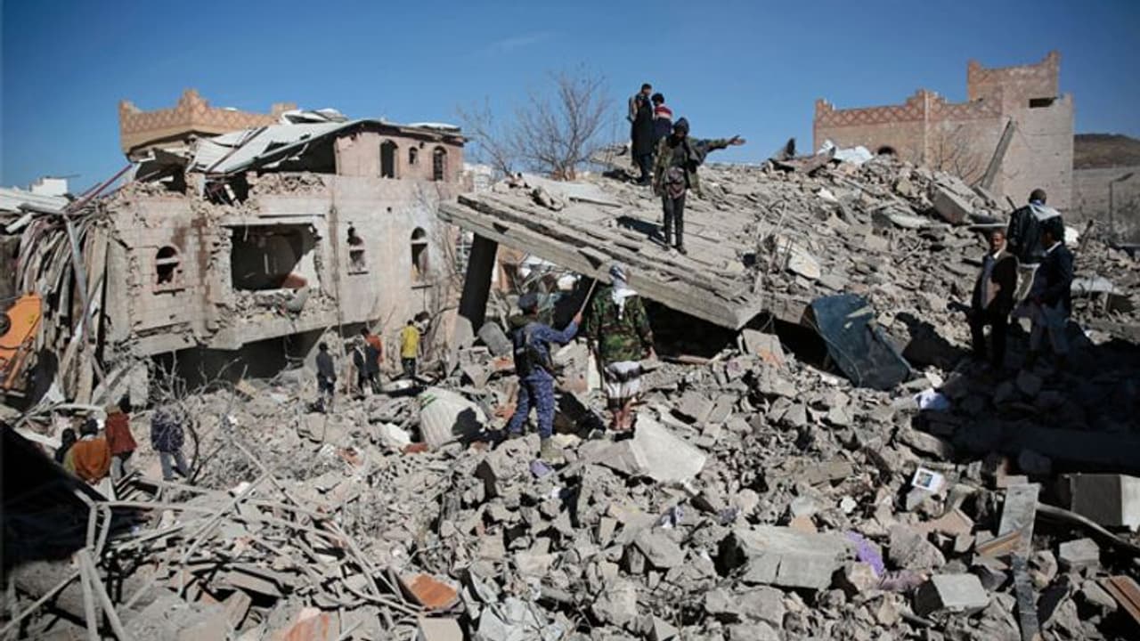 11 വര്ഷം തൃശൂര് സ്വദേശി കുടുങ്ങിക്കിടന്നത് യമനിലെ യുദ്ധഭൂമിയിൽ; ഒടുവിൽ നാടണയാൻ വഴി തെളിഞ്ഞു 11 വര്ഷം തൃശൂര് സ്വദേശി കുടുങ്ങിക്കിടന്നത് യമനിലെ യുദ്ധഭൂമിയിൽ; ഒടുവിൽ നാടണയാൻ വഴി തെളിഞ്ഞു