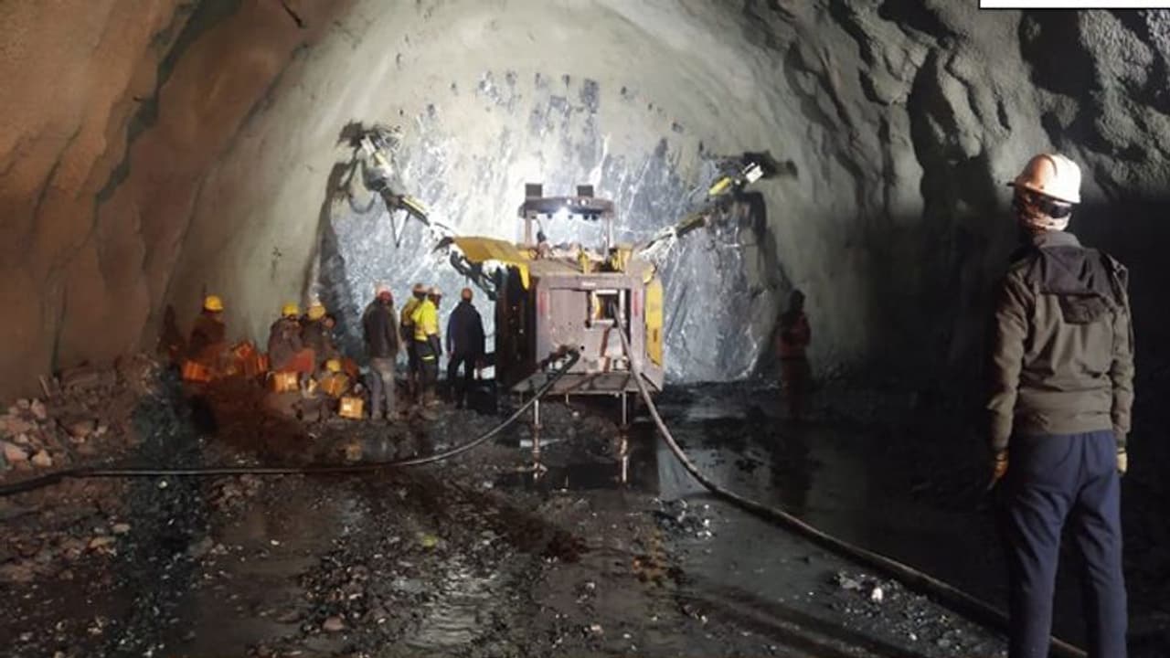 जोजिला टनल 50% पूरी ; ऑस्ट्रियन तकनीक और स्नो ब्लोअर जैसी आधुनिक मशीनों से माइनस 40 डिग्री में भी चला काम जोजिला टनल 50% पूरी ; ऑस्ट्रियन तकनीक और स्नो ब्लोअर जैसी आधुनिक मशीनों से माइनस 40 डिग्री में भी चला काम