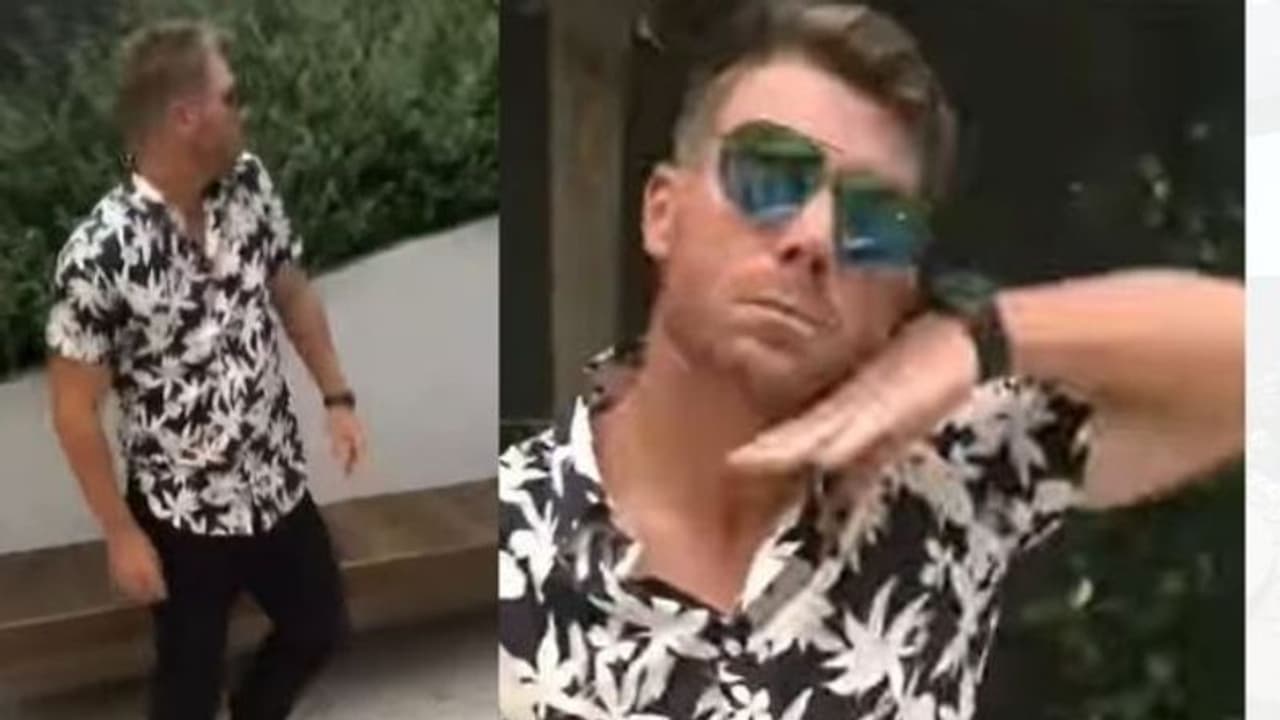 'पुष्पा' के दीवाने हुए क्रिकेटर डेविड वॉर्नर, अल्लू अर्जुन के डांस को रीक्रिएट कर लगाई इंटरनेट पर आग 'पुष्पा' के दीवाने हुए क्रिकेटर डेविड वॉर्नर, अल्लू अर्जुन के डांस को रीक्रिएट कर लगाई इंटरनेट पर आग