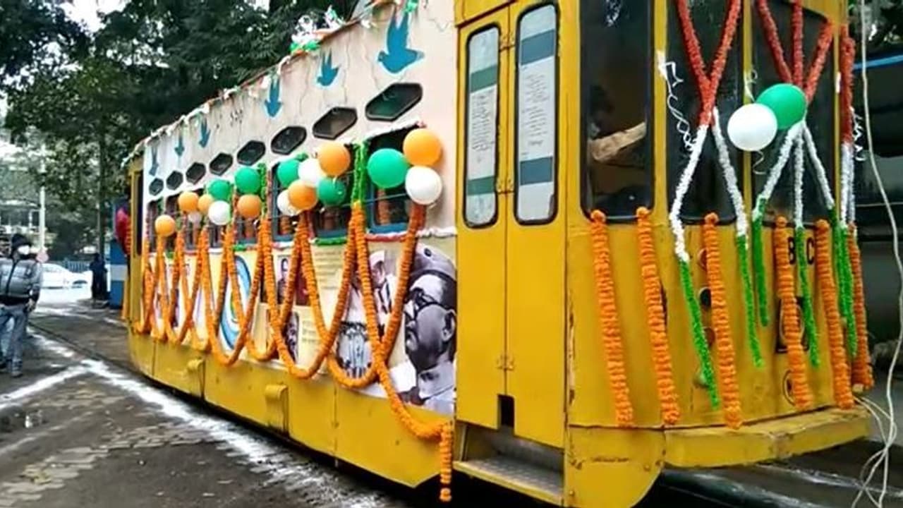 ট্যাবলো বিতর্কের মাঝেই উদ্যোগ রাজ্যের, নেতাজির স্মরণে কলকাতার রাস্তায় বিশেষ ট্রাম 'বলাকা' ট্যাবলো বিতর্কের মাঝেই উদ্যোগ রাজ্যের, নেতাজির স্মরণে কলকাতার রাস্তায় বিশেষ ট্রাম 'বলাকা'