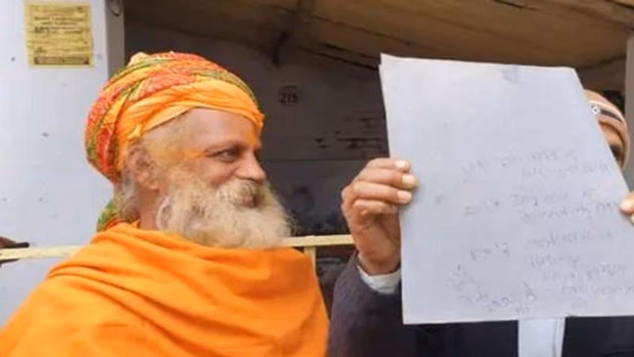 मथुरा की छाता सीट से मौनी बाबा ने किया नामांकन, बिना बोले इस खास तरह से मांग रहे वोट मथुरा की छाता सीट से मौनी बाबा ने किया नामांकन, बिना बोले इस खास तरह से मांग रहे वोट