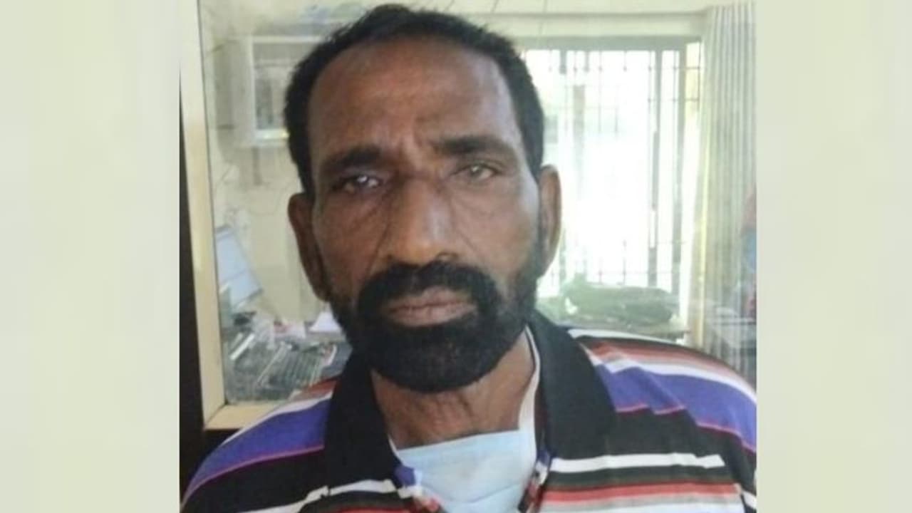 അബ്കാരി കേസിൽ ഒളിവിലായിരുന്ന പ്രതിയെ ഓടിച്ചിട്ട് പിടികൂടി പൊലീസ് അബ്കാരി കേസിൽ ഒളിവിലായിരുന്ന പ്രതിയെ ഓടിച്ചിട്ട് പിടികൂടി പൊലീസ്