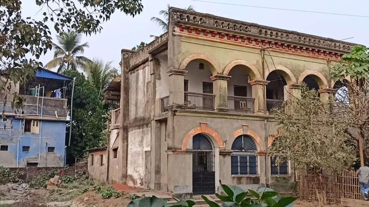 রাত কাটিয়েছিলেন নেতাজি, হিলির চট্টোপাধ্যায় বাড়িকে হেরিটেজ ঘোষণার দাবি রাত কাটিয়েছিলেন নেতাজি, হিলির চট্টোপাধ্যায় বাড়িকে হেরিটেজ ঘোষণার দাবি