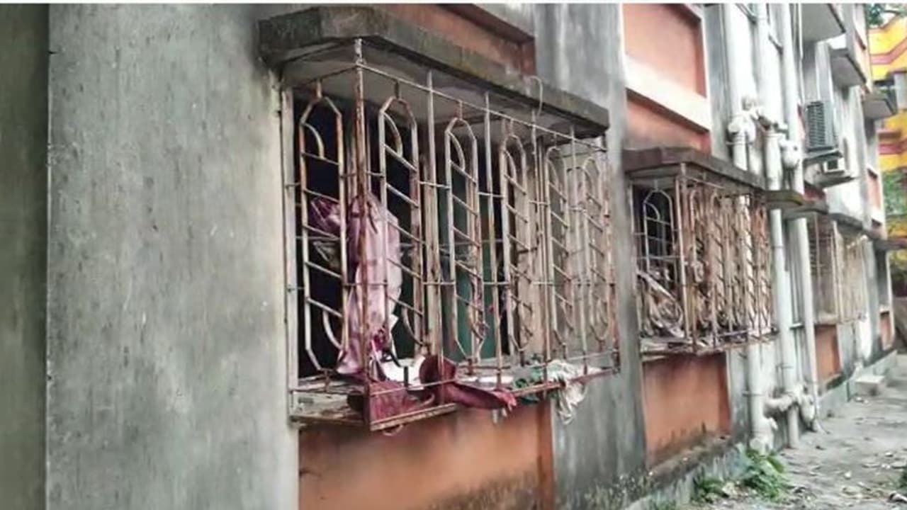 একই ঘরে বসেছিলেন মা ও ছেলে, জানলা দিয়ে ঘরে বিদ্যুৎ ঢুকে ঝলসে গেল শরীর