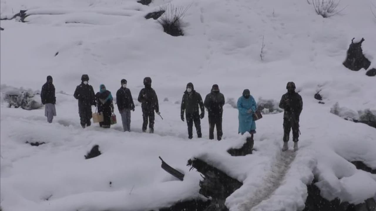 जम्मू कश्मीर में आतंकियों ने सरपंच को सरेआम मारी गोली, एक हफ्ते में तीसरे पंचायत प्रतिनिधि की हत्या
