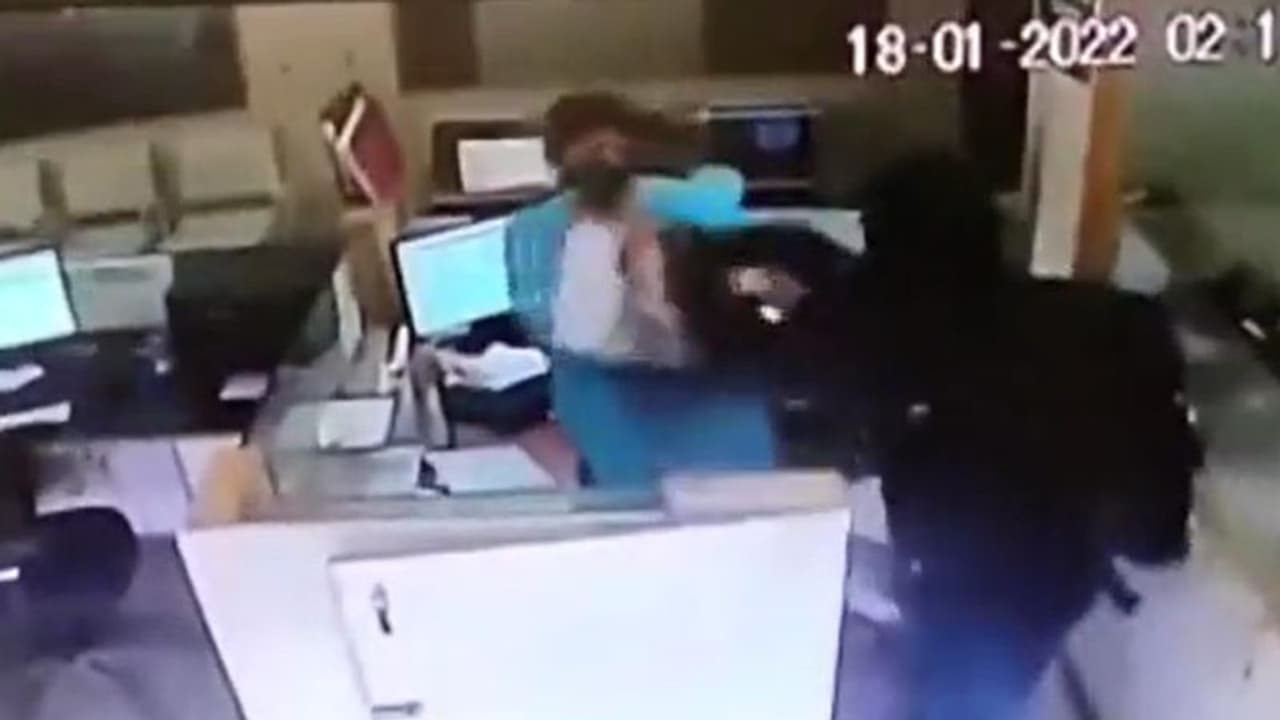 ಮದುವೆಗೂ ಎರಡು ದಿನ ಮುನ್ನ ಚಾಕು ತೋರಿಸಿ ಬ್ಯಾಂಕ್ ದರೋಡೆ ನಡೆಸಿದ ವರ ಮದುವೆಗೂ ಎರಡು ದಿನ ಮುನ್ನ ಚಾಕು ತೋರಿಸಿ ಬ್ಯಾಂಕ್ ದರೋಡೆ ನಡೆಸಿದ ವರ