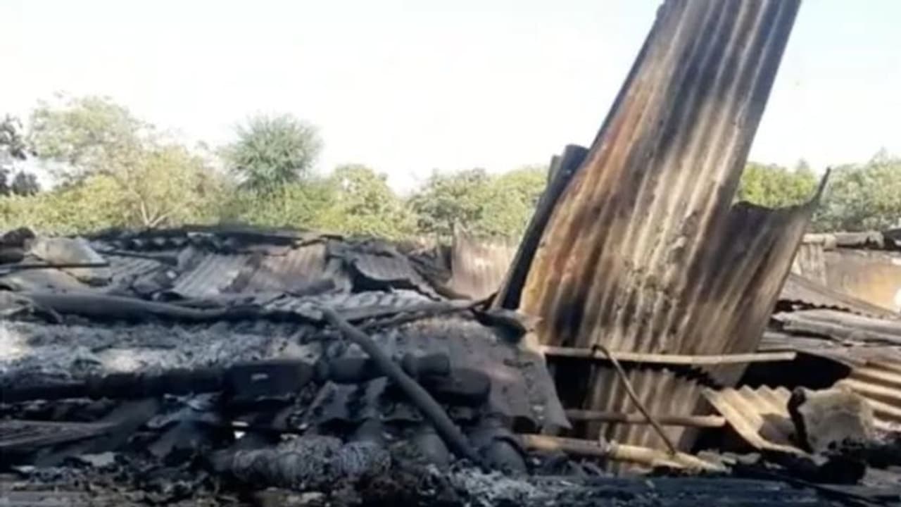 Man Set Houses on Fire : മൂന്ന് വീടുകൾക്ക് തീയിട്ടു, ഒരു ക്ഷേത്രവും തകർത്തു, കൊടുംകുറ്റവാളിക്കെതിരെ 28 കേസുകൾ Man Set Houses on Fire : മൂന്ന് വീടുകൾക്ക് തീയിട്ടു, ഒരു ക്ഷേത്രവും തകർത്തു, കൊടുംകുറ്റവാളിക്കെതിരെ 28 കേസുകൾ