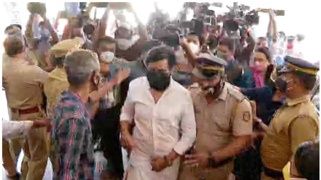 Dileep Case : ദിലീപ് ക്രൈംബ്രാഞ്ച് ഓഫീസിൽ, പ്രതികളെ ആദ്യം വെവ്വേറെ ചോദ്യം ചെയ്യും; മുഴുവൻ ക്യാമറയിൽ പകർത്തും Dileep Case : ദിലീപ് ക്രൈംബ്രാഞ്ച് ഓഫീസിൽ, പ്രതികളെ ആദ്യം വെവ്വേറെ ചോദ്യം ചെയ്യും; മുഴുവൻ ക്യാമറയിൽ പകർത്തും