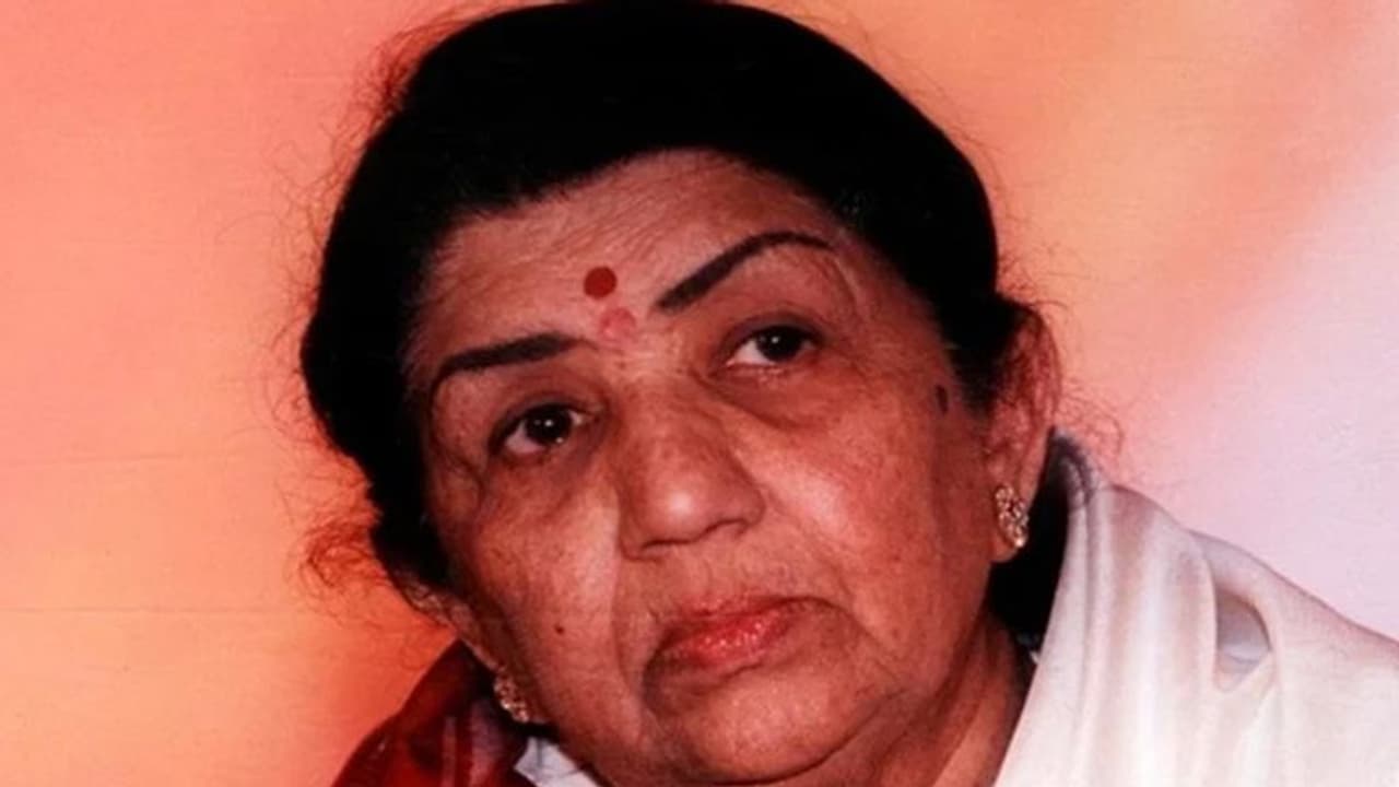 Lata Mangeshkar Health Update: हालत में सुधार लेकिन अभी इस वजह से और कुछ दिन रहना पड़ेगा ICU में Lata Mangeshkar Health Update: हालत में सुधार लेकिन अभी इस वजह से और कुछ दिन रहना पड़ेगा ICU में