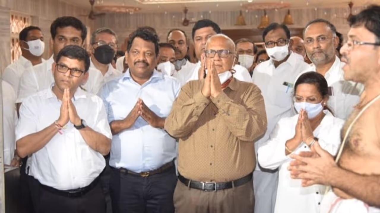 Congress Pledge : 'കൂറുമാറില്ല'; സ്ഥാനാർത്ഥികളെ ദൈവത്തിന് മുന്നിൽ സത്യം ചെയ്യിച്ച് ഗോവയില് കോണ്ഗ്രസ് തന്ത്രം Congress Pledge : 'കൂറുമാറില്ല'; സ്ഥാനാർത്ഥികളെ ദൈവത്തിന് മുന്നിൽ സത്യം ചെയ്യിച്ച് ഗോവയില് കോണ്ഗ്രസ് തന്ത്രം