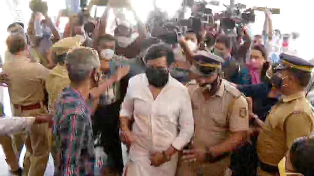 Dileep Case: ദിലീപടക്കം പ്രതികളുടെ ഫോൺ വിളി വിശദാംശങ്ങൾ ശേഖരിക്കുന്നു;ആരെയൊക്കെ വിളിച്ചെന്ന് പരിശോധിക്കും Dileep Case: ദിലീപടക്കം പ്രതികളുടെ ഫോൺ വിളി വിശദാംശങ്ങൾ ശേഖരിക്കുന്നു;ആരെയൊക്കെ വിളിച്ചെന്ന് പരിശോധിക്കും