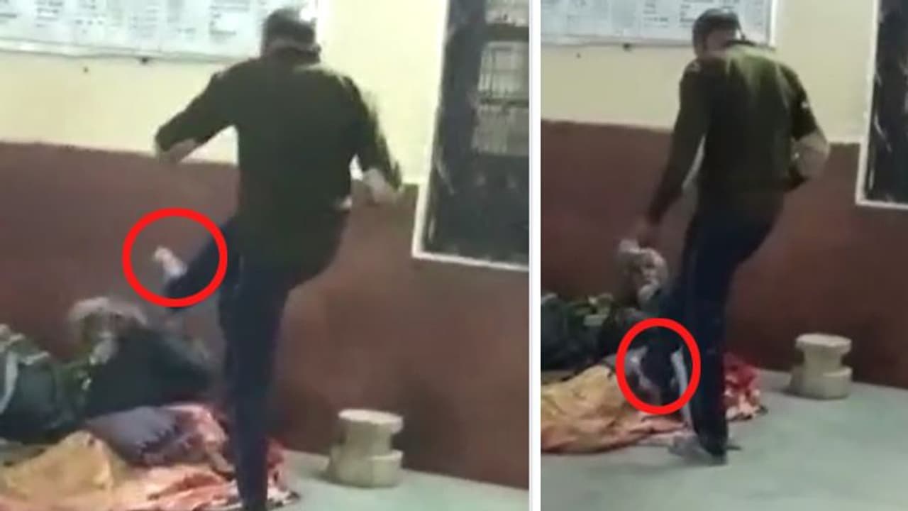 वर्दी में भूले इंसानियत..कांस्टेबल ने दो बजुर्गों को जानवरों की तरह लात घूंसों से पीटा, एक की मौत तक हो गई.. वर्दी में भूले इंसानियत..कांस्टेबल ने दो बजुर्गों को जानवरों की तरह लात घूंसों से पीटा, एक की मौत तक हो गई..