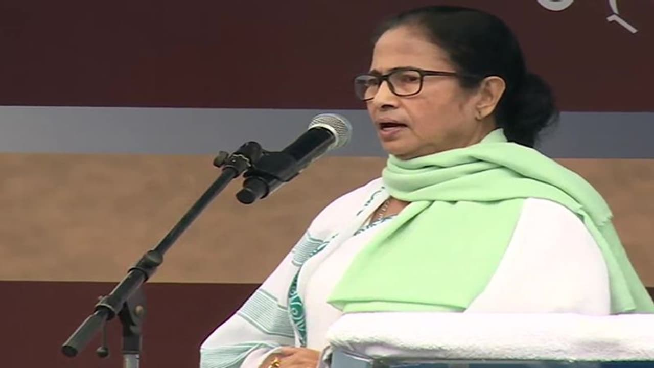 இந்திய பொருளாதாரம் இலங்கையை விட மோசமாக உள்ளது... மம்தா குற்றச்சாட்டு!!