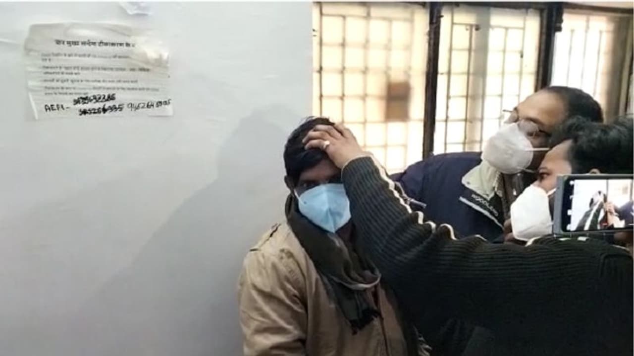 पकड़ते ही गिड़गिड़ाने लगा मुन्ना भाई : कान के अंदर ब्लूटूथ फिट कर पकड़ा गया टेट का छात्र, पुलिस ने किया गिरफ्तार पकड़ते ही गिड़गिड़ाने लगा मुन्ना भाई : कान के अंदर ब्लूटूथ फिट कर पकड़ा गया टेट का छात्र, पुलिस ने किया गिरफ्तार