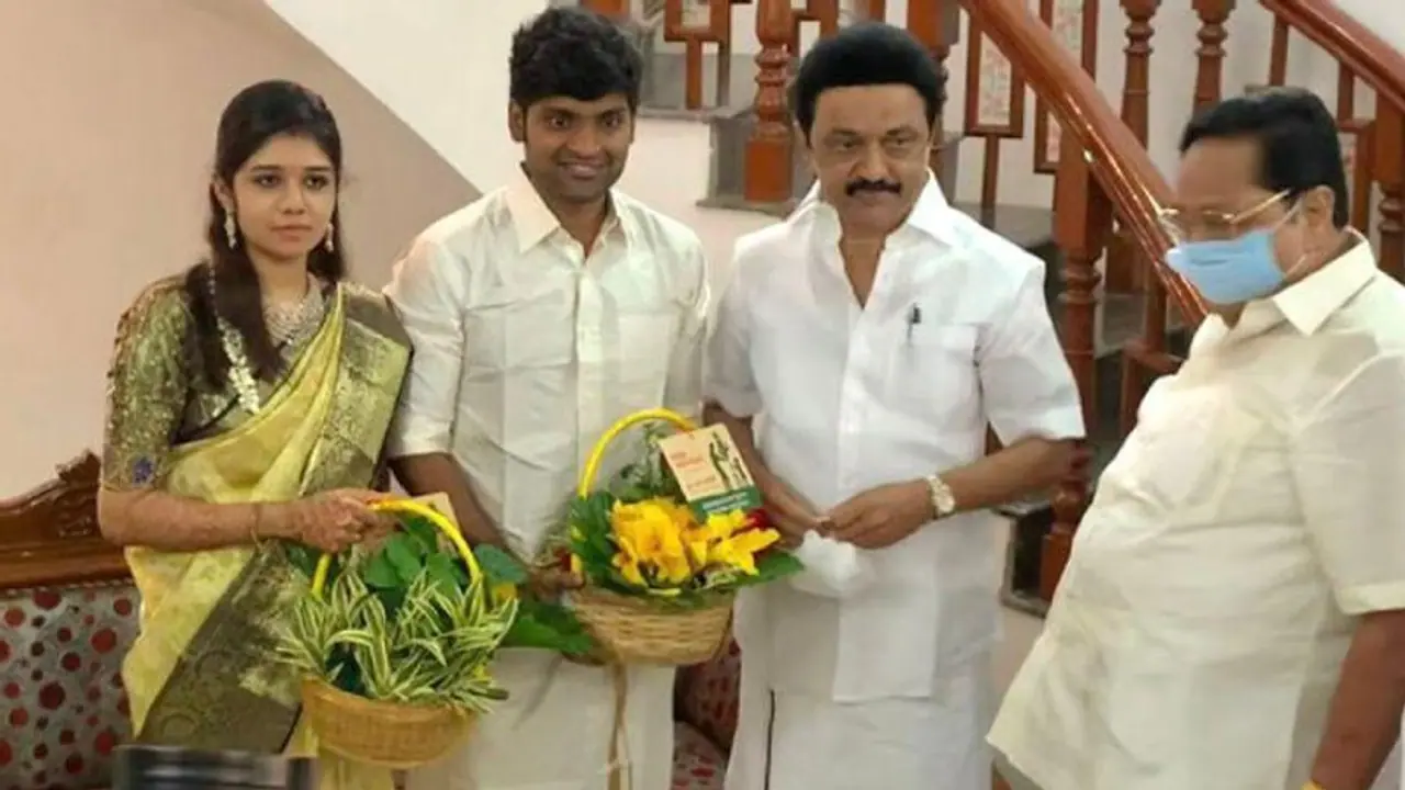 திருமணமான இளம் நடிகரின் வீட்டுக்கு திடீர் விசிட்... ஊரடங்கிலும் முதல்வர் கொடுத்த சர்ப்ரைஸ் திருமணமான இளம் நடிகரின் வீட்டுக்கு திடீர் விசிட்... ஊரடங்கிலும் முதல்வர் கொடுத்த சர்ப்ரைஸ்