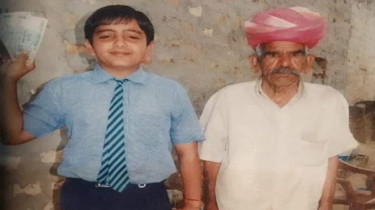 ऐसी इंसानियत अब कहां: खुद अनपढ़..लेकिन स्कूली बच्चों में बांटे 4 करोड़..छात्रों के लिए घर जमीन सब बेच दिया ऐसी इंसानियत अब कहां: खुद अनपढ़..लेकिन स्कूली बच्चों में बांटे 4 करोड़..छात्रों के लिए घर जमीन सब बेच दिया