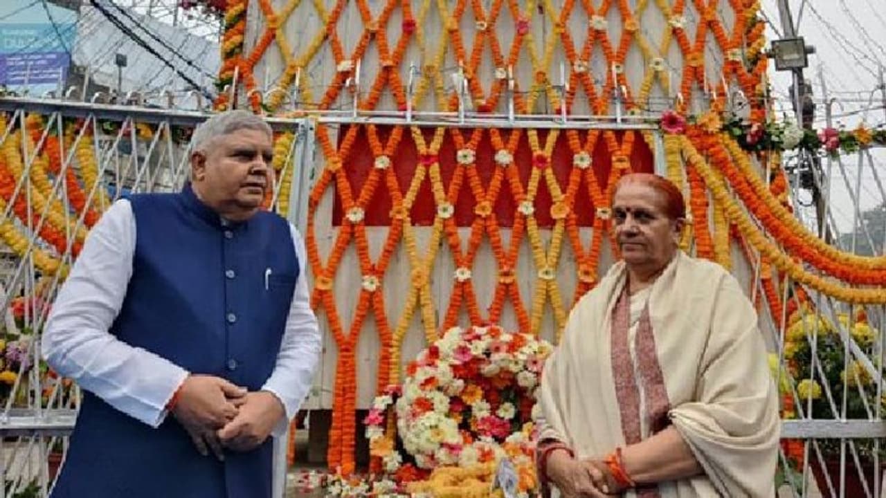 Netaji Birth Anniversary: শ্যামবাজারে নেতাজির মূর্তিতে ফুল দিয়ে শ্রদ্ধা রাজ্যপালের