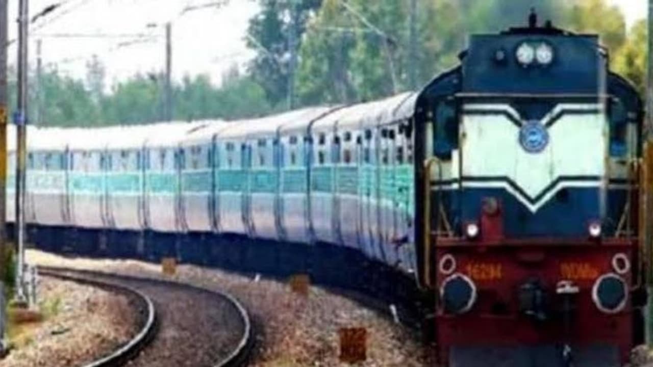 ট্রেনে চেপে গোটা ভারত ভ্রমণের সুযোগ দিতে ভারতীয় রেল এনেছে ভারত দর্শন ট্যুর প্যাকেজ