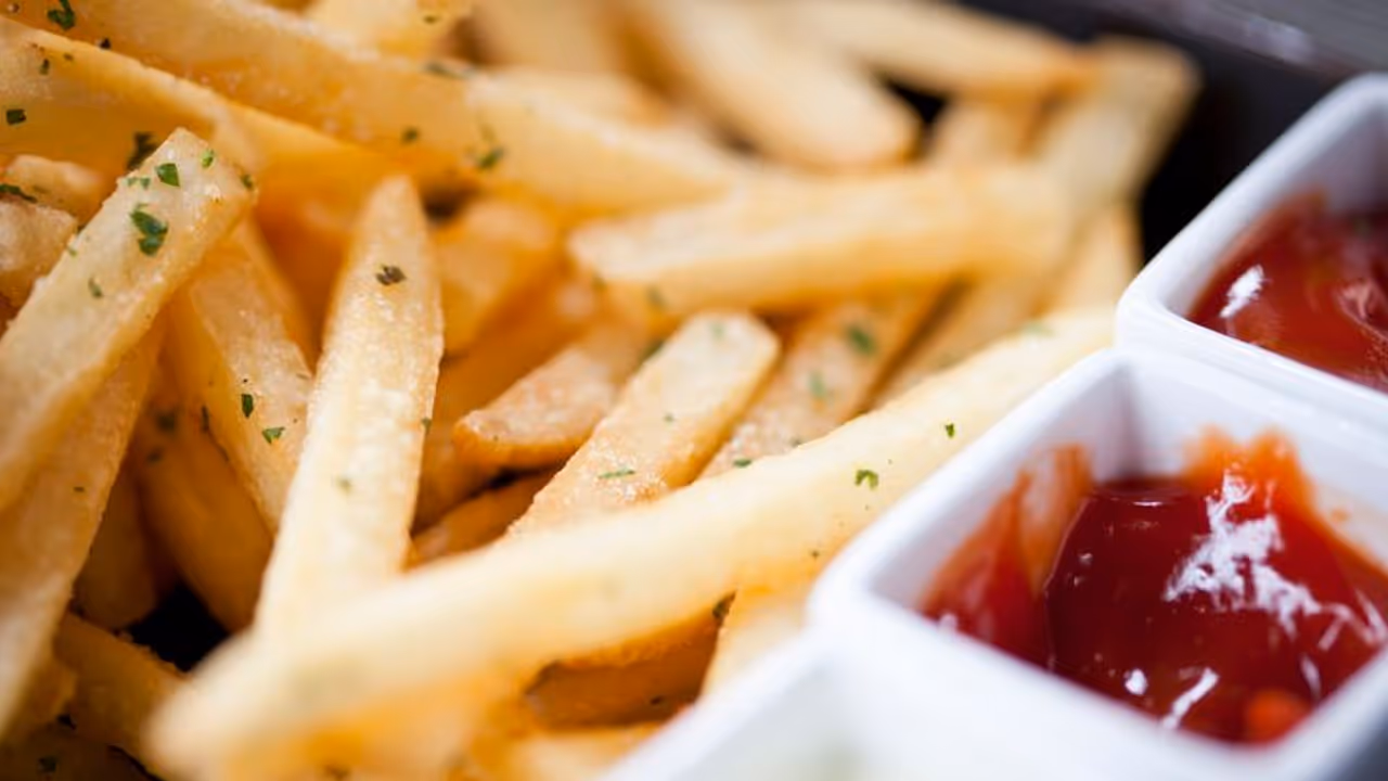 শীতের সন্ধ্যায় চায়ের আড্ডা জমিয়ে তুলতে বানিয়ে ফেলুন মসলা ফ্রেঞ্চ ফ্রাই শীতের সন্ধ্যায় চায়ের আড্ডা জমিয়ে তুলতে বানিয়ে ফেলুন মসলা ফ্রেঞ্চ ফ্রাই