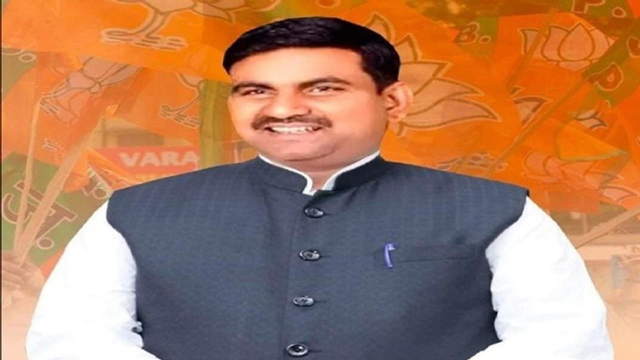आगरा में बीजेपी को चुनाव से पहले लगा झटका, जितेंद्र वर्मा भाजपा छोड़ सपा में हुए शामिल