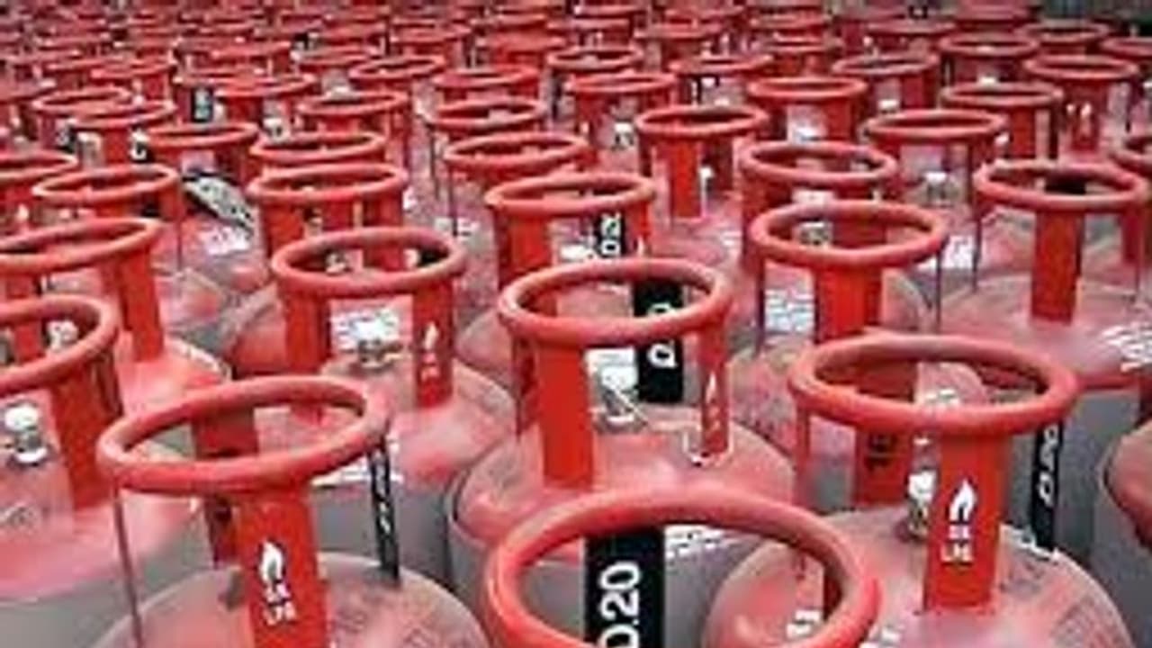 பொதுமக்களுக்கு குட்நியூஸ்.. அனைத்து குடும்பங்களுக்கும் வருடத்திற்கு 3 சிலிண்டர் இலவசம்..!