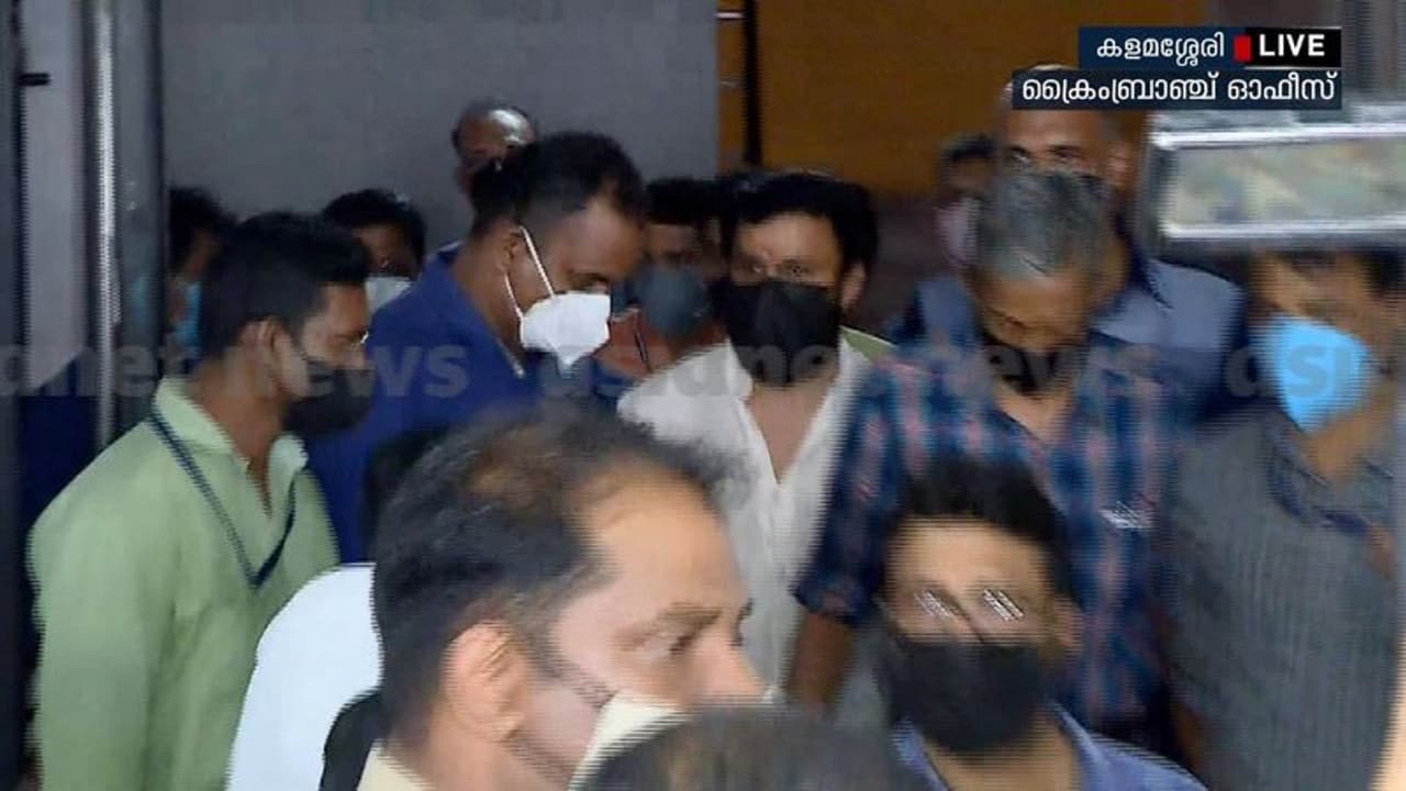 Dileep : 11 മണിക്കൂർ ചോദ്യം ചെയ്യൽ പൂർത്തിയായി, ദിലീപ് പുറത്തിറങ്ങി Dileep : 11 മണിക്കൂർ ചോദ്യം ചെയ്യൽ പൂർത്തിയായി, ദിലീപ് പുറത്തിറങ്ങി