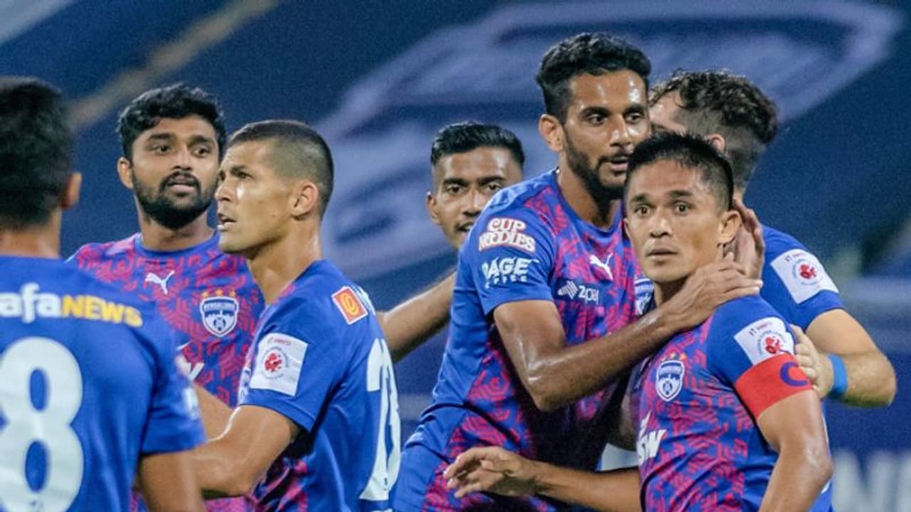 ISL 2021 22 : സുനില്‍ ഛേത്രിയുടെ റെക്കോര്‍ഡിനിടയിലും ബംഗളൂരുവിന് തോല്‍വി; ഹൈദരാബാദ് കുതിക്കുന്നു